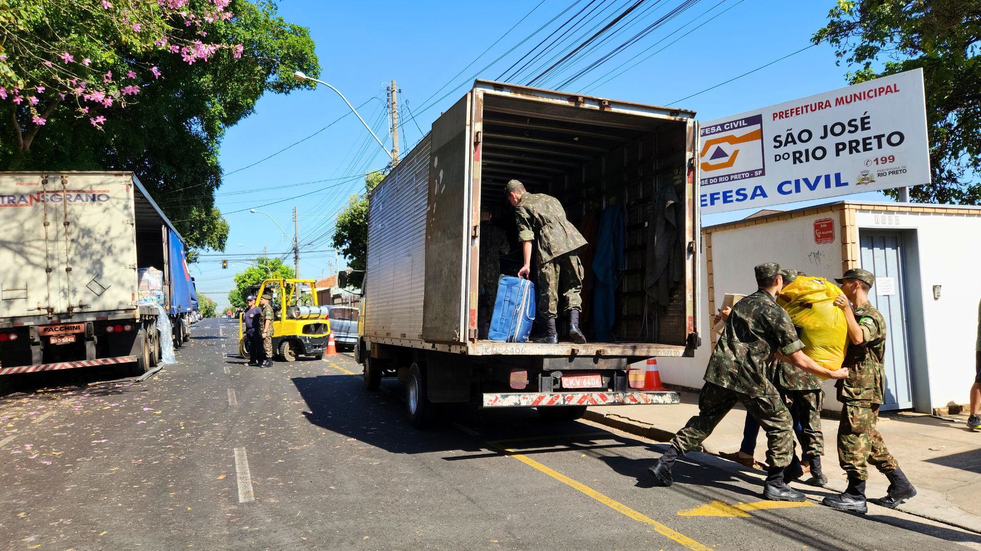 Dois caminhões são carregados de mantimentos na Defesa Civil. Foto: Daniel Martins / Pref. Rio Preto